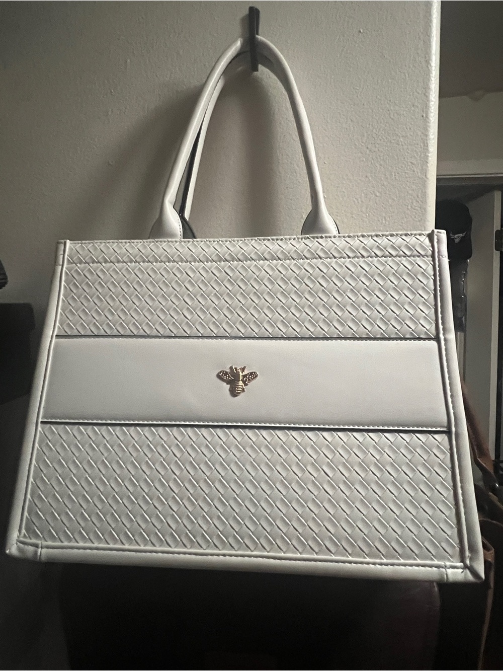 Source Unknown White Woven Panel Tote with Gold Bee Accent